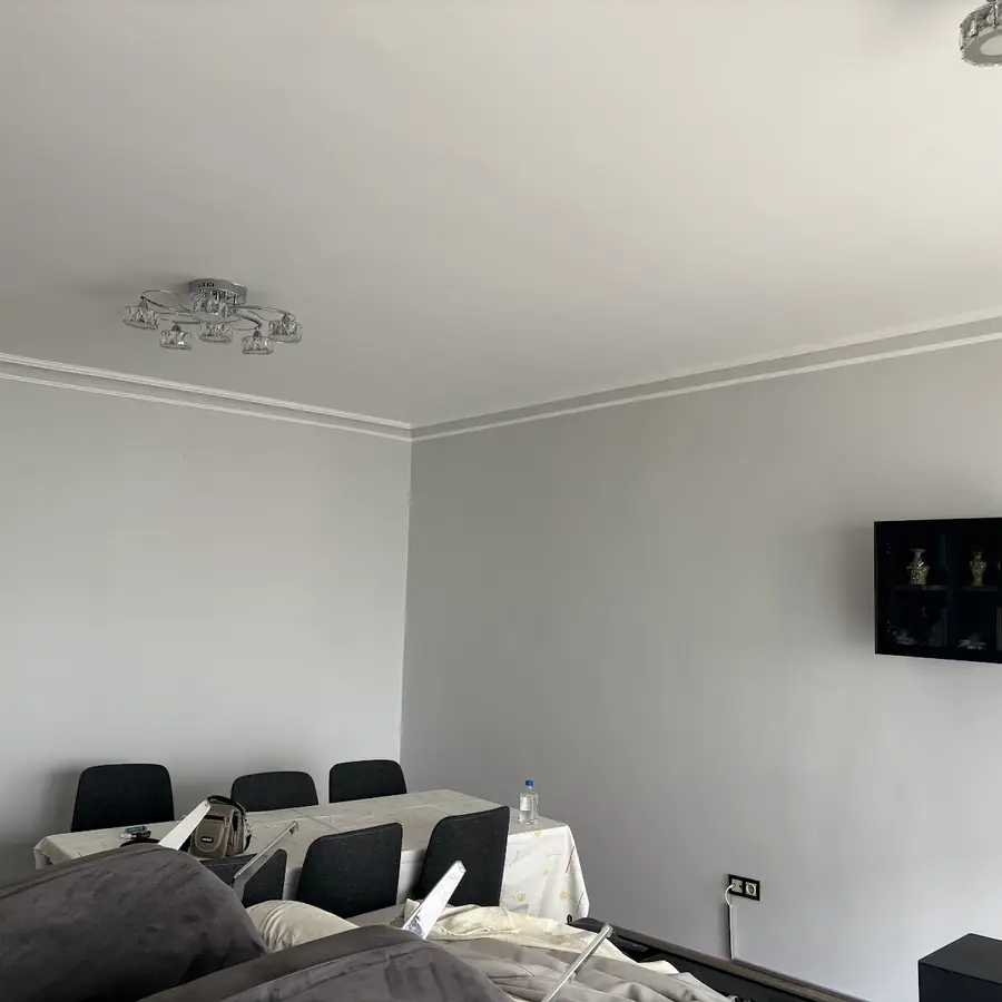 Açık gri boyalı, kartonpiyerli oturma odası