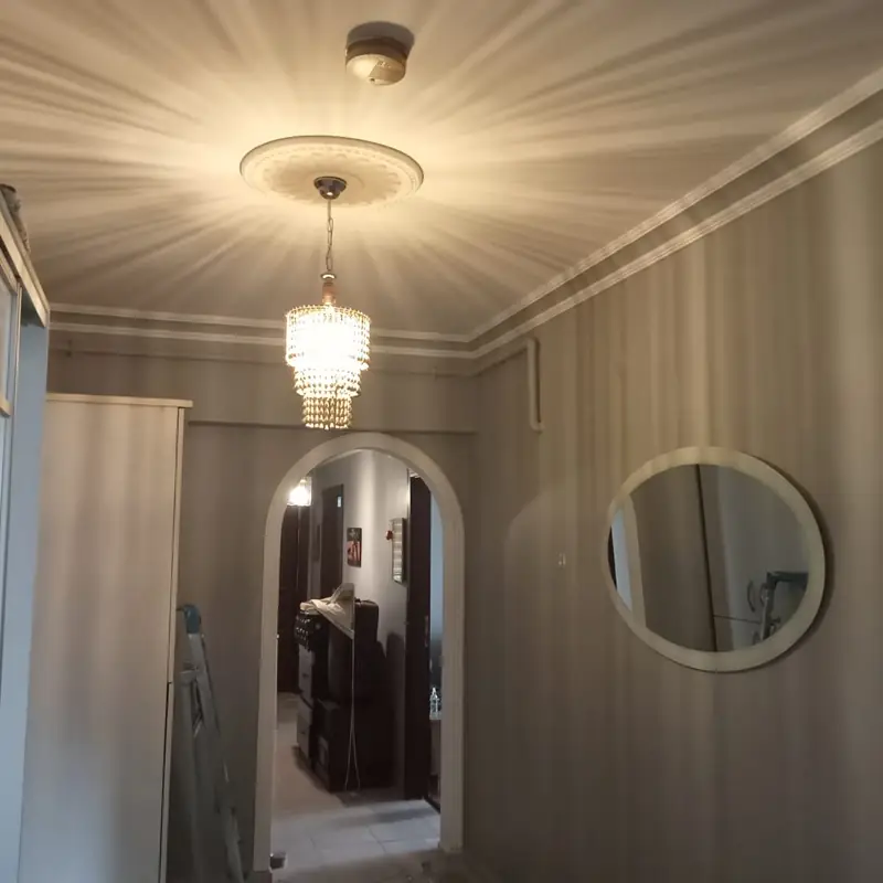 Kartonpiyerli tavanı ve avizesi olan antre
